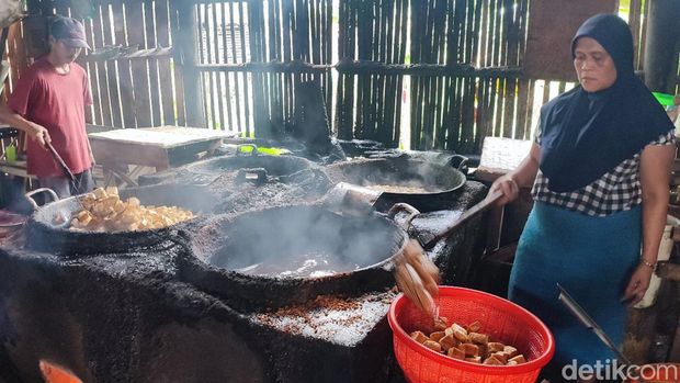 Perajin tahu di Ciamis cemas akan harga kedelai yang kemungkinan melambung setelah rupiah melemah terhadap dolar AS.