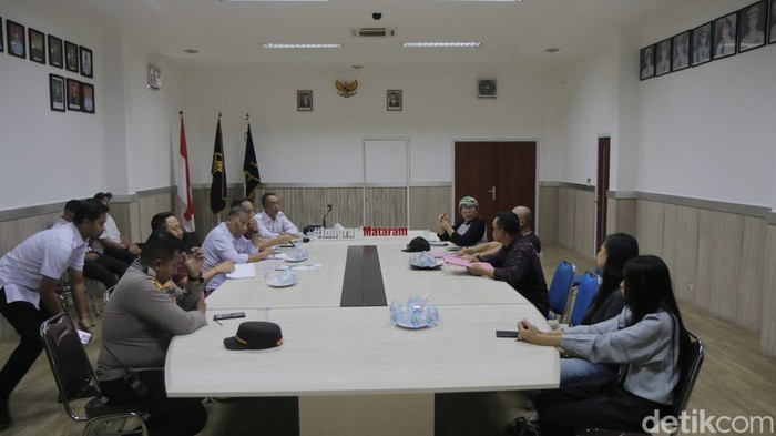 Perwakilan warga mendatangi Kantor Imigrasi Kelas I TPI Mataram dan melaporkan WN Prancis yang diduga melakukan bisnis pengeboran sumur ilegal di Gili Trawangan, Lombok Utara, NTB, Rabu (3/7/2024). (Foto: Ahmad Viqi/detikBali)