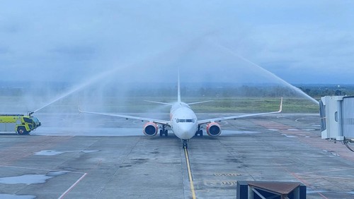 Pesawat Lion Air dari Balikpapan mendarat perdana di Bandara Internasional Lombok pada Rabu (3/7/2024). (Foto: Humas Angkasa Pura)