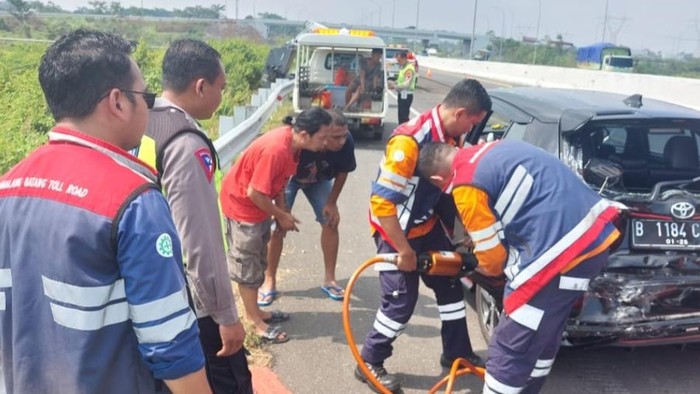 Petugas mengevakuasi kendaraan yang terlibat kecelakaan beruntun di Tol Pekalongan, Rabu (3/7/2024).