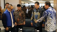 Pantauan detikcom di kantor DPP PAN, Kalibata, Jaksel, Rabu (3/7/2024), Ketua MPR RI Bambang Soesatyo (Bamsoet) tiba sekitar pukul 11.55 WIB. Bamsoet datang mengenakan kemeja batik berwarna biru-hitam.  