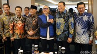 Wakil Ketua MPR RI, Fadel Muhammad, telah tiba lebih dulu pada pukul 11.35 WIB dan sempat menyapa yang hadir. Belum diketahui apa yang dibahas oleh pimpinan MPR dan PAN.  
