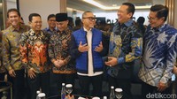 Ketua MPR Bambang Soesatyo bersama pimpinan MPR lainnya berbincang dengan Ketua Umum PAN Zulkifli Hasan di kantor DPP PAN, Jakarta Selatan, Rabu (3/7/2024).  