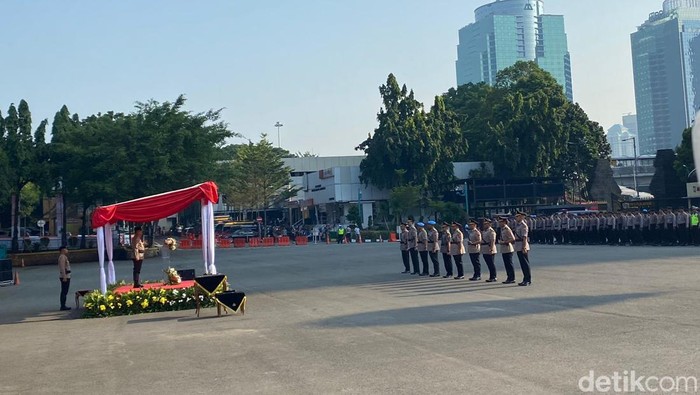 Polda Metro Jaya menggelar upacara serah terima jabatan Wakapolda Metro Jaya hingga Kapolres Pelabuhan Tanjung Priok, Rabu (3/7/2024) pagi ini.
