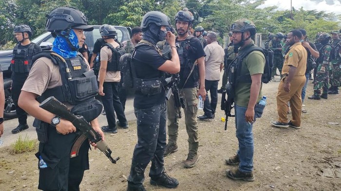 Polisi mengamankan bentrok antarsuku di Nduga, Papua Pegunungan.