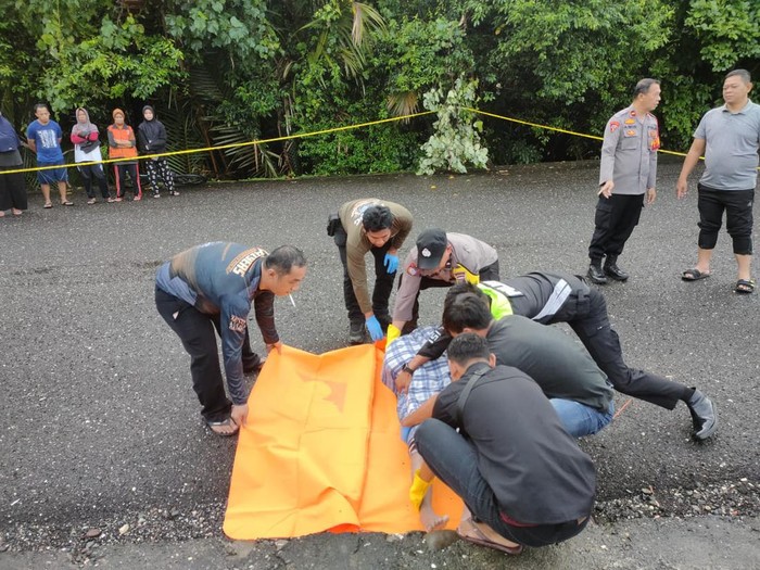 Polisi mengevakuasi jasad karyawan salon di Morowali.