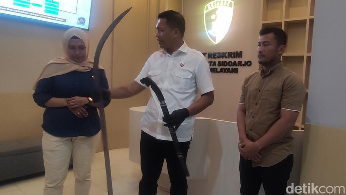 Polisi menunjukkan sajam yang dibawa gangster di Sidoarjo