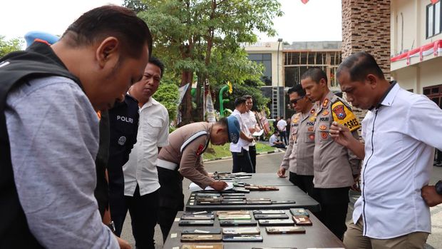 Polres Batu razia ponsel anggota