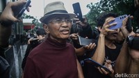 Pantauan detikcom di lokasi, Rabu (3/7/2024), Dahlan tiba pukul 16.34 WIB. Dahlan datang seorang diri dengan mengenakan kemeja berwarna merah marun serta topi dan celana cokelat.