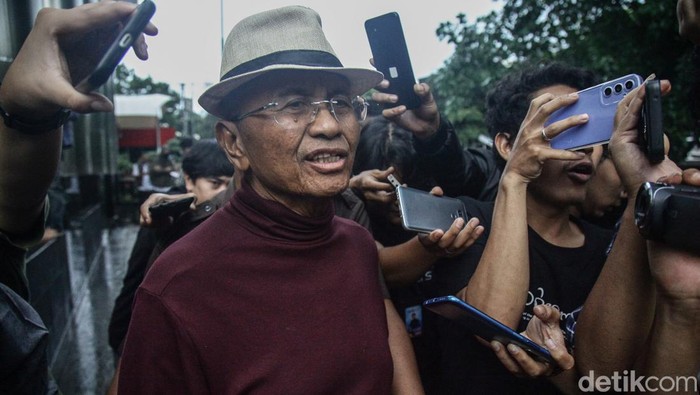 Mantan Menteri BUMN Dahlan Iskan tiba di Gedung Merah Putih KPK, Jakarta, Rabu (3/6/2024) untuk menjalani pemeriksaan. Menteri BUMN periode 2011-2014 itu diperiksa sebagai saksi kasus dugaan korupsi pengadaan gas alam cair atau liquefied natural gas (LNG) di PT Pertamina tahun 2011-2014.