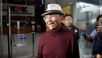 Tidak banyak kata yang diucapkan oleh Dahlan saat tiba di gedung Merah Putih KPK. Dia hanya meminta wartawan bertanya setelah selesai diperiksa. 