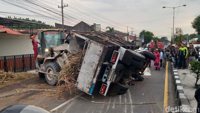 Proses evakuasi truk terguling yang tabrakan dengan motor di Jalan Jogja-Solo, Ceper, Klaten, Rabu (3/7/2024).