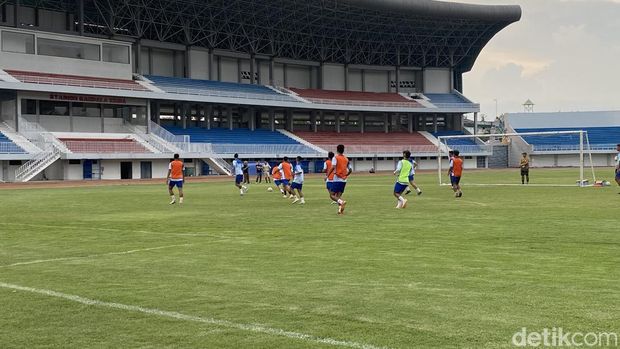 Sesi latihan perdana PSIM Jogja di Stadion Mandala Krida, Rabu (3/7/2024).