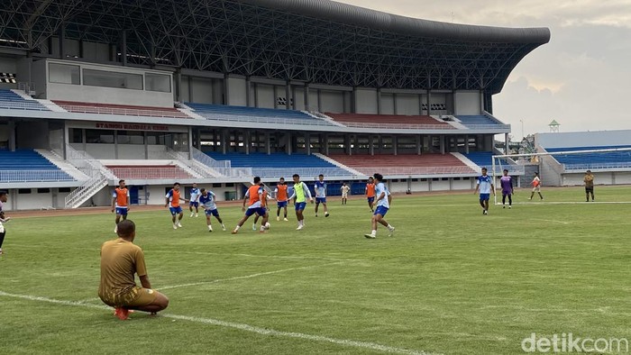 Sesi latihan perdana PSIM Jogja di Stadion Mandala Krida, Rabu (3/7/2024).