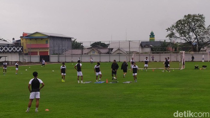 PSM Makassar menggelar latihan di Stadion Kalegowa dipimpin pelatih Bernardo Tavares.