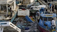 Terjangan badai menghancurkan puluhan kapal nelayan di pelabuhan Bridgetown, Barbados.  