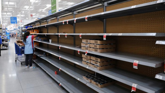 Rak Supermarket di Meksiko Ludes Diserbu Warga Jelang Datangnya Badai Shoppers walk next to partially empty shelves for non-perishable food at a supermarket ahead of the arrival of Hurricane Beryl, in Cancun, Mexico July 2, 2024. REUTERS/Paola Chiomante
