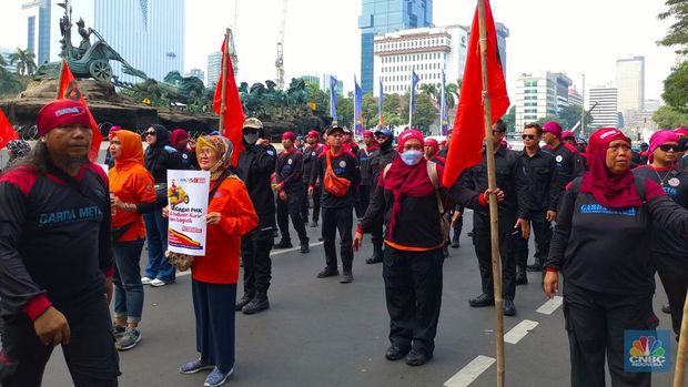 Ratusan buruh berdemo di Tugu Patung Kuda. (վ/Martyasari Rizky)