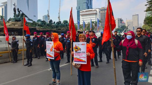 Ratusan buruh berdemo di Tugu Patung Kuda. (CNBC Indonesia/Martyasari Rizky)