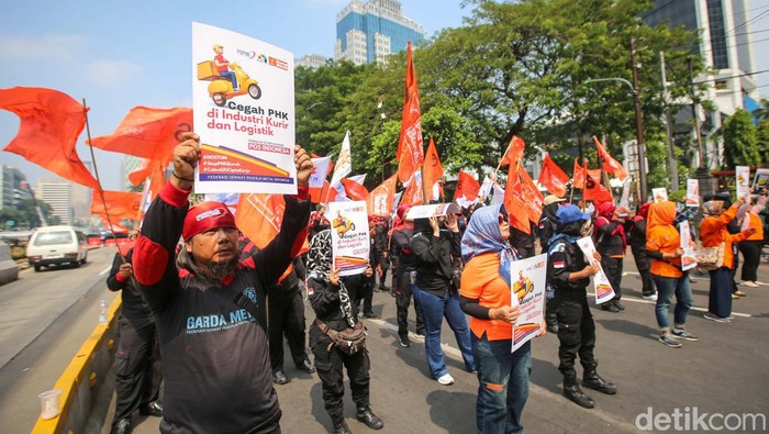Ratusan buruh industri tekstil melakukan aksi protes di kawasan Patung Kuda, Jakarta, Rabu (3/7/2024). Dari pantauan detikcom, elemen buruh mulai tiba pukul 10.30 WIB, akses jalan sendiri sudah ditutup sejak pukul 09.57 WIB. Para buruh berasal dari berbagai organisasi seperti Federasi Serikat Pekerja Metal Indonesia (FSPMI) serta Serikat Pekerja Nasional.