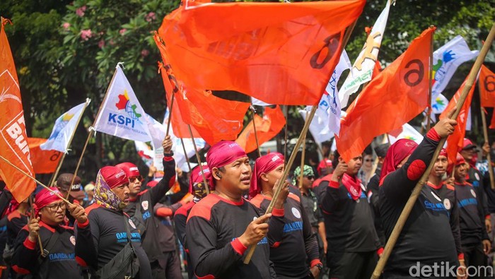 Ratusan buruh industri tekstil melakukan aksi protes di kawasan Patung Kuda, Jakarta, Rabu (3/7/2024). Dari pantauan detikcom, elemen buruh mulai tiba pukul 10.30 WIB, akses jalan sendiri sudah ditutup sejak pukul 09.57 WIB. Para buruh berasal dari berbagai organisasi seperti Federasi Serikat Pekerja Metal Indonesia (FSPMI) serta Serikat Pekerja Nasional.