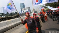 Said mengatakan industri tekstil di Indonesia tengah mengalami masa-masa krisis. Ini ditandai dengan adanya penutupan puluhan pabrik dan PHK massal.