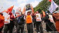 Walhasil, ia menilai jasa usaha kurir dan logistik domestik seperti J&T, Pos Indonesia, Tiki, dan lainnya kehilangan pekerjaan yang berujung di bulan Juli - Agustus ini berpotensi terjadi PHK puluhan ribu buruh di industri jasa kurir dan logistik.