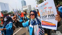 Pengamat ketenagakerjaan menilai fenomena PHK massal ini menandakan perlunya reformasi sistem ketenagakerjaan yang lebih responsif dan adaptif terhadap perubahan zaman. Digitalisasi dan otomasi makin mengubah lanskap pekerjaan, sehingga tenaga kerja Indonesia harus dipersiapkan dengan keterampilan yang relevan. Grandyos Zafna/detikcom