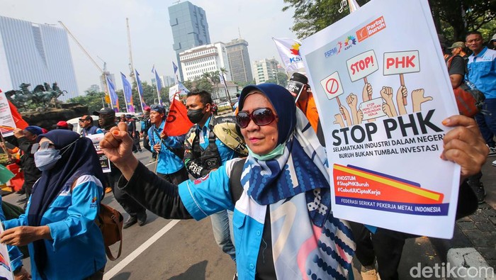Ratusan buruh industri tekstil melakukan aksi protes di kawasan Patung Kuda, Jakarta, Rabu (3/7/2024). Dari pantauan detikcom, elemen buruh mulai tiba pukul 10.30 WIB, akses jalan sendiri sudah ditutup sejak pukul 09.57 WIB. Para buruh berasal dari berbagai organisasi seperti Federasi Serikat Pekerja Metal Indonesia (FSPMI) serta Serikat Pekerja Nasional.