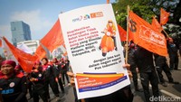 Ratusan buruh industri tekstil melakukan aksi protes di kawasan Patung Kuda, Jakarta, Rabu (3/7/2024). Dari pantauan detikcom, elemen buruh mulai tiba pukul 10.30 WIB, akses jalan sendiri sudah ditutup sejak pukul 09.57 WIB. Para buruh berasal dari berbagai organisasi seperti Federasi Serikat Pekerja Metal Indonesia (FSPMI) serta Serikat Pekerja Nasional.