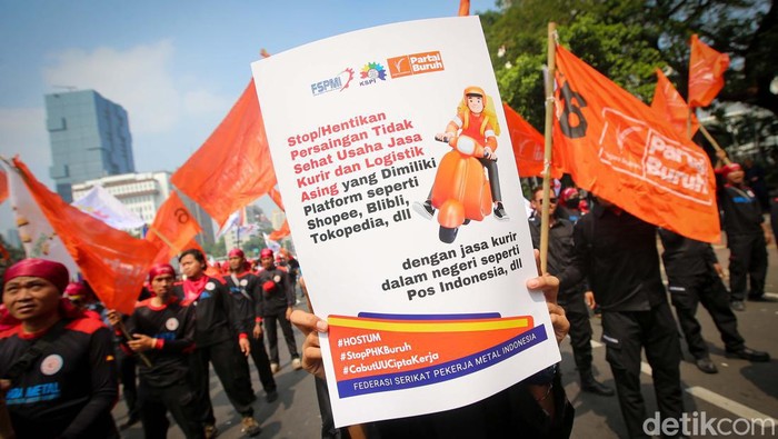 Ratusan Buruh Tekstil Gelar Aksi Tolak PHK di Patung Kuda Ratusan buruh industri tekstil melakukan aksi protes di kawasan Patung Kuda, Jakarta, Rabu (3/7/2024). Dari pantauan detikcom, elemen buruh mulai tiba pukul 10.30 WIB, akses jalan sendiri sudah ditutup sejak pukul 09.57 WIB. Para buruh berasal dari berbagai organisasi seperti Federasi Serikat Pekerja Metal Indonesia (FSPMI) serta Serikat Pekerja Nasional.