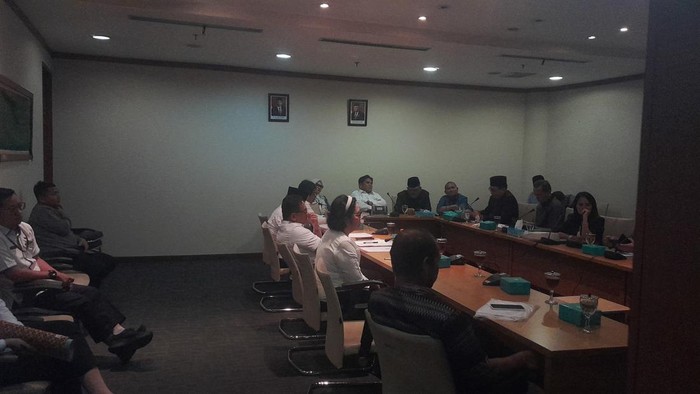 RDP tertutup Komisi E DPRD Sumut soal polemik siswi SMAN 8 Medan tak naik kelas. (Nizar Aldi)