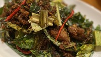 Jangan lewatkan juga menu Ayam Tangkap (Rp 47.000). Ukuran potongan ayamnya terbilang besar, kemudian dimarinasi dengan bumbu khas Aceh dan digoreng kering. Foto: detikcom/Riska Fitria