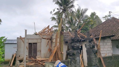 Kondisi rumah yang ambruk di wilayah Banjar Dinas Segah, Desa Nongan, Kecamatan Rendang, Karangasem, Rabu (3/7/2024). (istimewa)