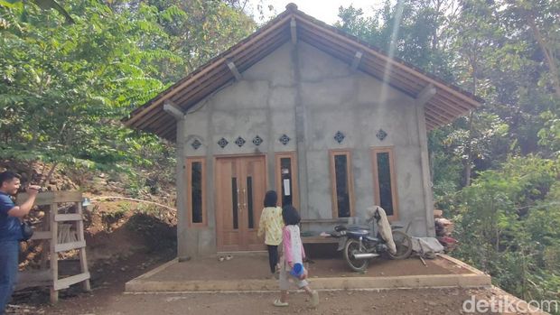 Rumah baru Sumiran di Dusun Watubelah, Kalurahan Sidomulyo, Kapanewon Pengasih, Kulon Progo, Senin (1/7/2024).