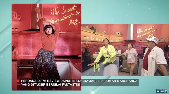 Dapur juga didesain semenarik mungkin dalam warna pink dengan sentuhan ambience light. “Aku pertama kali pindah ke sini pas pandemi. Lalu aku bilang ke desainer interiornya, setiap sudut rumah harus dibuat Instagramable. Jadi bikin konten bisa di mana saja, nggak perlu sampai keluar rumah,” kata Marshanda. (Foto: YouTube/Trans7 Official)