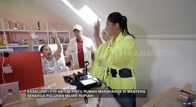 Loteng pun dimanfaatkan untuk ruangan berkreasinya. “Jadi aku membuat satu tembok di mana anakku bebas coret-coret,” kata perempuan 34 tahun itu.Foto: YouTube/Trans7 Official