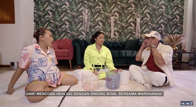 Masuk ke rumah, langsung disambut ruang tamu yang didominasi nuansa tropis. Ia juga memanfaatkan area tersebut untuk sesi meditasi dengan sound healing. Foto: YouTube/Trans7 Official