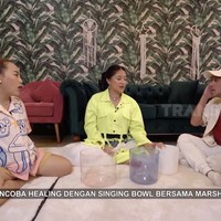 Masuk ke rumah, langsung disambut ruang tamu yang didominasi nuansa tropis. Ia juga memanfaatkan area tersebut untuk sesi meditasi dengan sound healing. Foto: YouTube/Trans7 Official