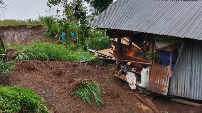 Rumah warga di Gowa, Sulsel, diterjang longsor.