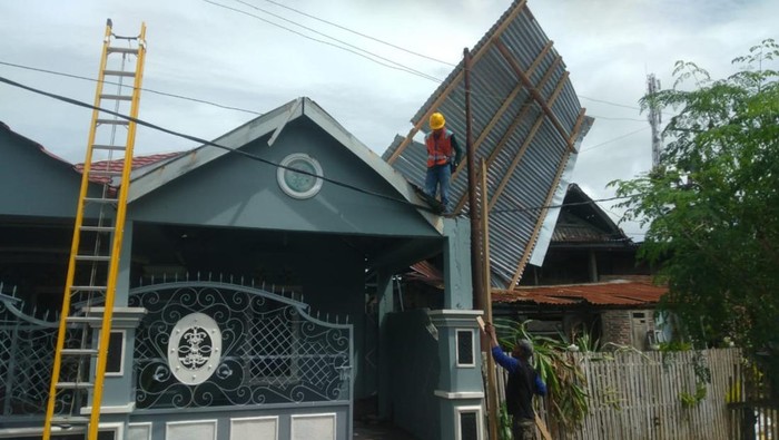 Rumah warga di Kecamatan Gantarang, Bulukumba, rusak diterjang angin puting beliung.