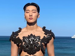 Gaya San ATEEZ Manglingi Pakai Baju Ekspos Dada di Acara Dolce & Gabbana