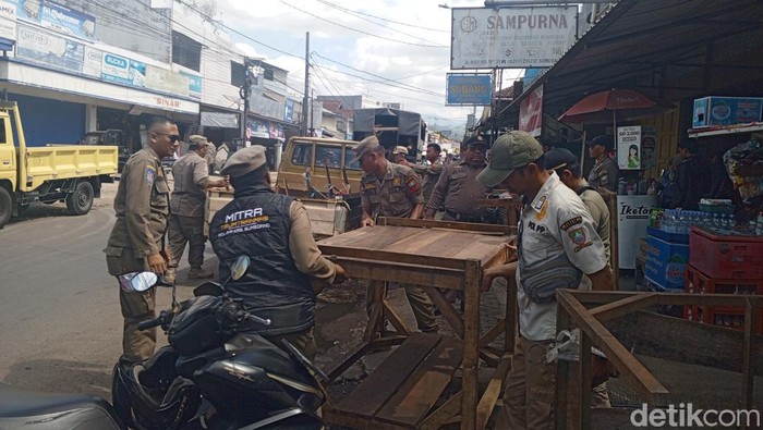 Satpol PP tertibkan jongko di Jalan 11 April Sumedang, Rabu (3/7/2024).