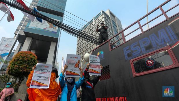 Sejulah massa buruh yang tergabung dalam Konfederasi Serikat Pekerja Indonesia (KSPI) melakukan unjuk rasa di depan gedung Kementerian Perdagangan (Kemendag), Jakarta, Rabu (3/7/2024). (CNBC Indonesia/Faisal Rahman)