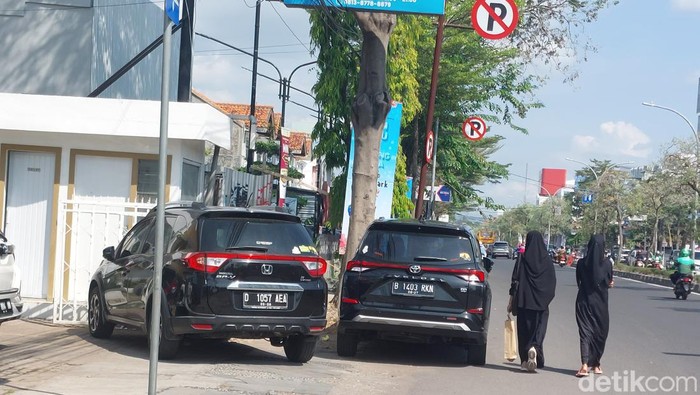 Sejumlah kendaraan parkir di atas trotoar Kota Cirebon