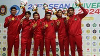 Tim sepak takraw Indonesia memegang medali emas usai mengalahkan tim sepak takraw Myanmar dalam laga final di nomor quadrant ASEAN University Games 2024 di GOR Pertamina, Universitas Brawjaya, Malang, Jawa Timur, Rabu (3/7/2024).   