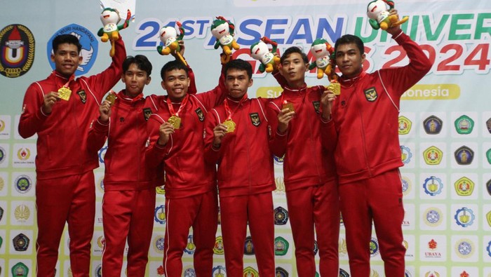 Tim sepak takraw Indonesia memegang medali emas usai mengalahkan tim sepak takraw Myanmar dalam laga final di nomor quadrant ASEAN University Games 2024 di GOR Pertamina, Universitas Brawjaya, Malang, Jawa Timur, Rabu (3/7/2024). Tim sepak takraw Indonesia meraih medali emas setelah menang dengan skor 2-0 (15-10, 17-14). ANTARA FOTO/Ari Bowo Sucipto/Spt.