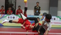 Pemain sepak takraw Indonesia Rusdi (kiri) melakukan smes yang coba ditahan pemain sepak takraw Myanmar Aing Aung (kanan) dalam laga final di nomor quadrant ASEAN University Games 2024 di GOR Pertamina, Universitas Brawjaya, Malang, Jawa Timur, Rabu (3/7/2024).
