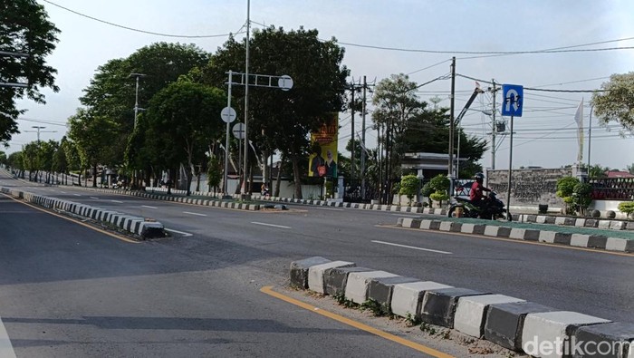 Separator dan U-turn ringroad Jogja, depan Universitas Jenderal Ahmad Yani berpotensi tinggi menimbulkan kecelakaan lalu lintas, difoto Senin (1/7/2024).