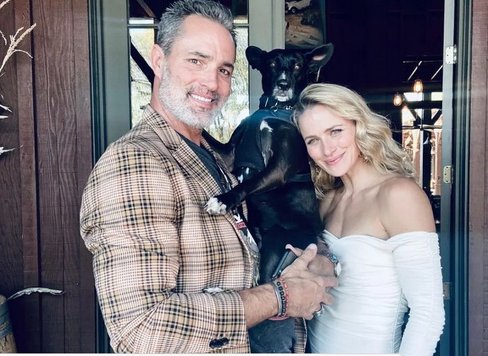 Shantel VanSanten dan Victor Webster bersama anjing mereka